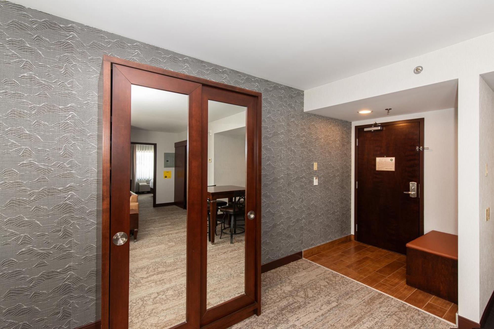 Quality Inn & Suites Вал-д'Ор Екстериор снимка