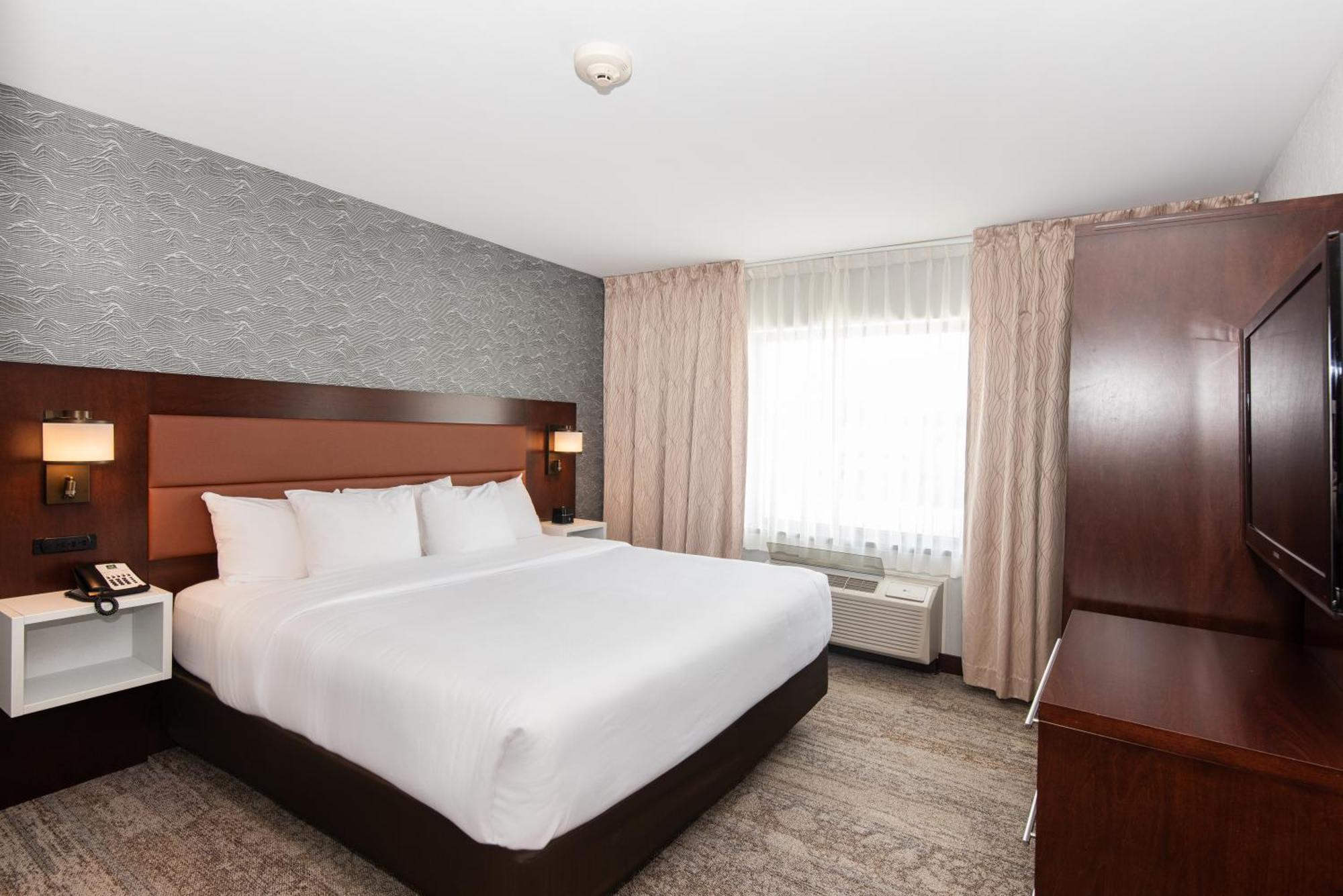 Quality Inn & Suites Вал-д'Ор Екстериор снимка
