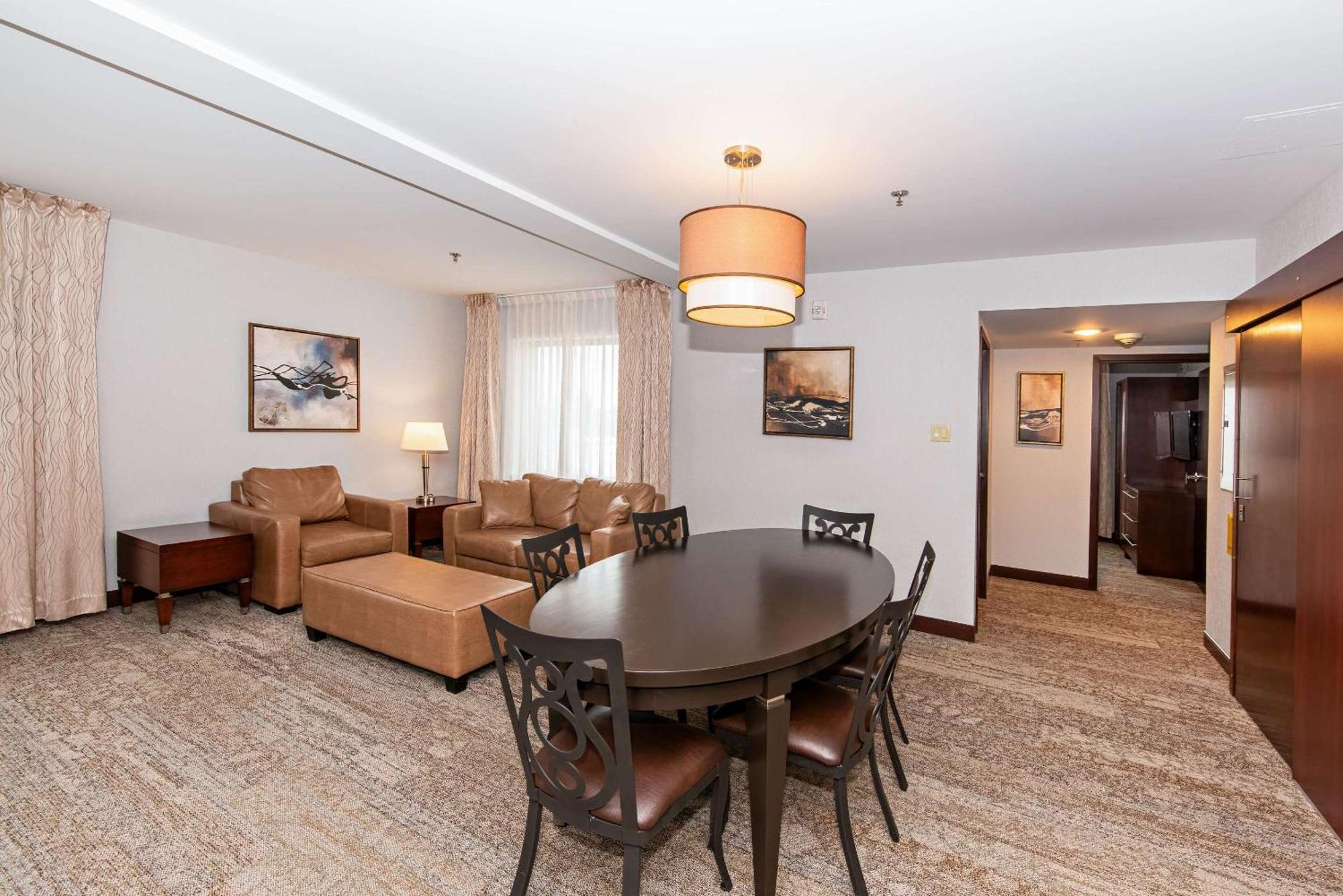 Quality Inn & Suites Вал-д'Ор Екстериор снимка